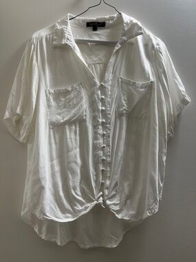Velvet Heart White Short-Sleeve Button-Front Tie-Hem Shirt